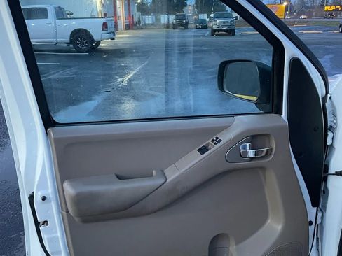 Used 2014 Nissan Frontier SV image 11