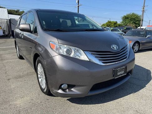 Used 2015 Toyota Sienna XLE image 1