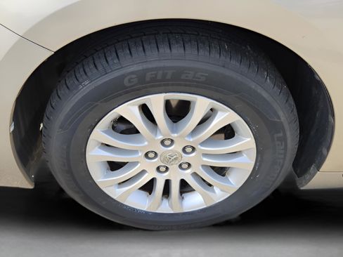 Used 2015 Toyota Sienna XLE image 24