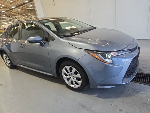 Used 2022 Toyota Corolla LE image 2