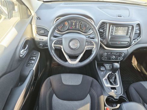 Used 2018 Jeep Cherokee Latitude w/ Altitude Package image 11