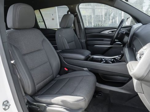 Used 2024 Chevrolet Traverse LT image 40