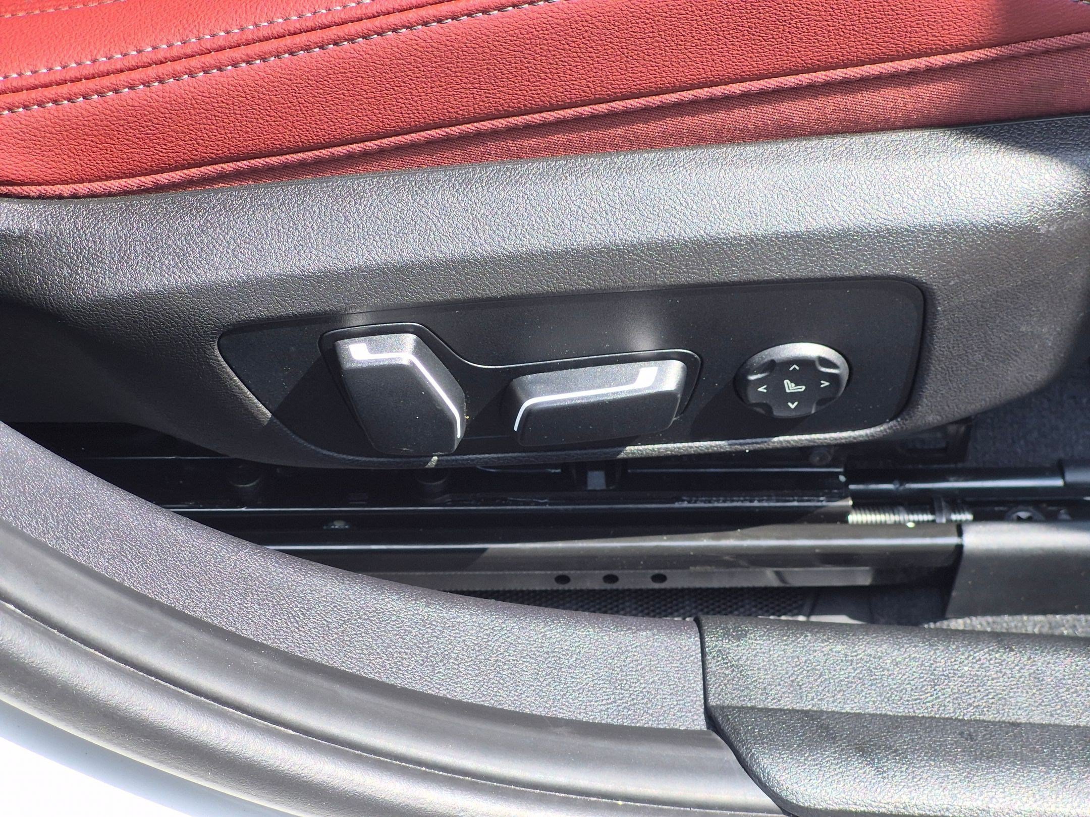 Used 2025 BMW 330i Sedan w/ M Sport Package RWD image 39