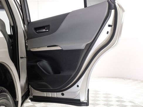 Used 2022 Toyota Venza XLE image 46