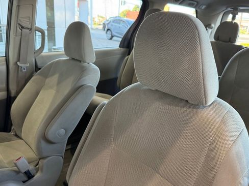 Used 2018 Toyota Sienna L image 18
