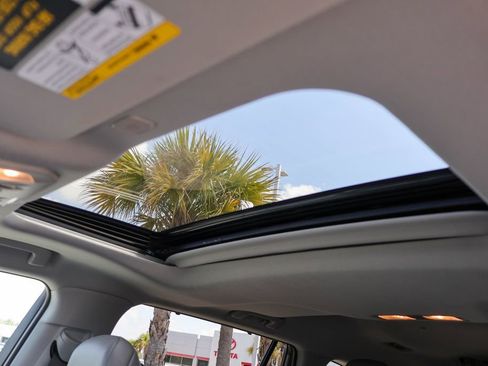 Used 2024 Toyota Highlander XLE AWD/4WD image 13