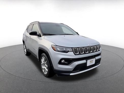 Used 2025 Jeep Compass Limited image 3
