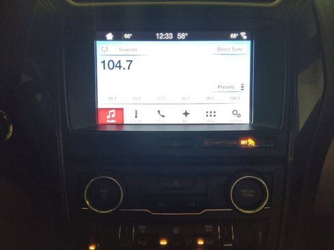 Used 2017 Ford Explorer XLT w/ Equipment Group 201A FWD image 25