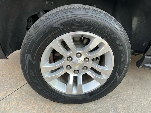 Used 2019 Chevrolet Suburban LT RWD image 64