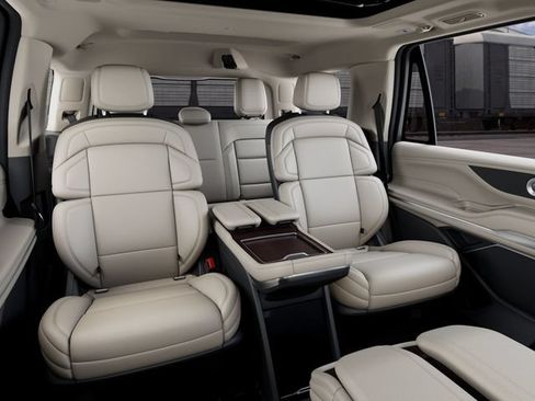 New 2027 Lincoln Navigator Reserve AWD/4WD image 11