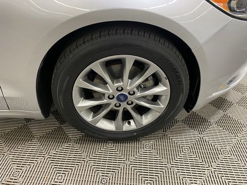 Used 2017 Ford Fusion SE image 2