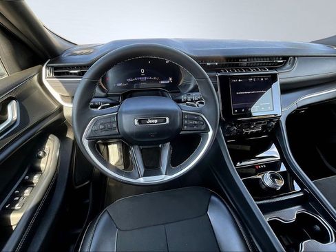 Used 2025 Jeep Grand Cherokee Altitude image 9