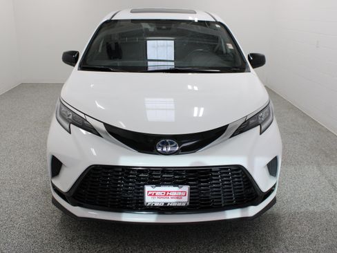 Used 2023 Toyota Sienna XSE FWD image 3