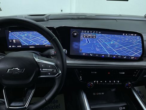 Used 2025 Chevrolet Suburban Z71 image 22