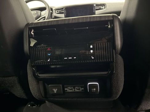 Used 2024 Jeep Wagoneer L Series II w/ Flexible Seating Group image 28