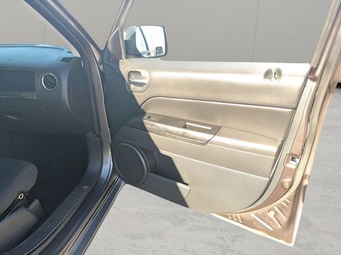 Used 2015 Jeep Patriot Latitude AWD/4WD image 13