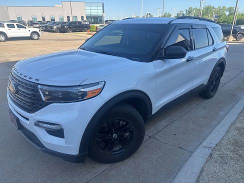 Used 2024 Ford Explorer XLT w/ Equipment Group 202A image 2