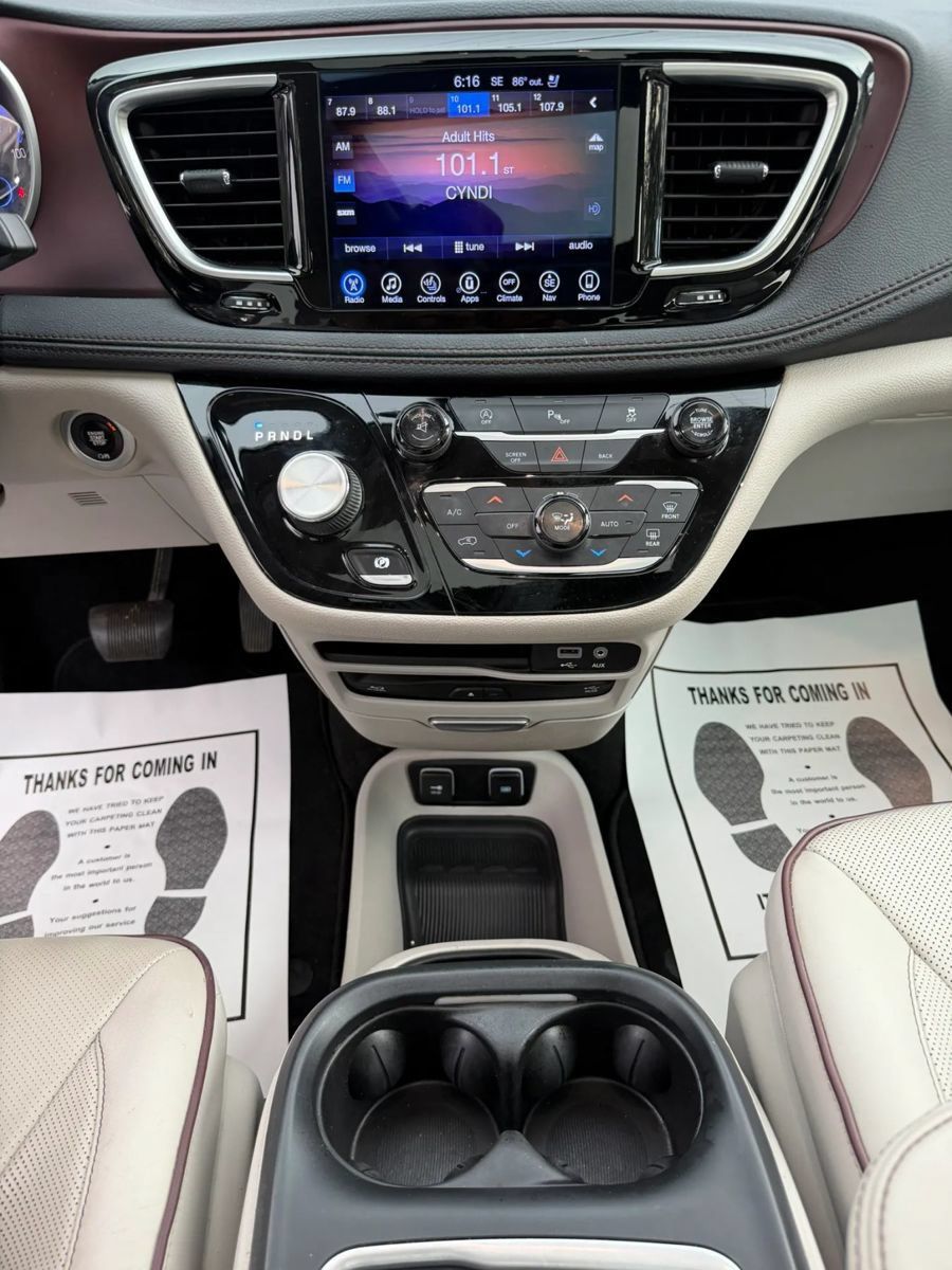 Used 2017 Chrysler Pacifica Limited FWD image 16