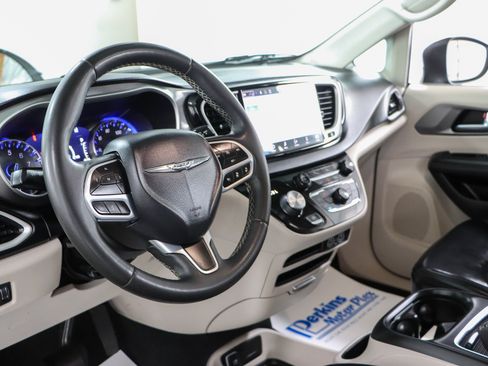 Used 2023 Chrysler Pacifica Touring-L FWD image 22