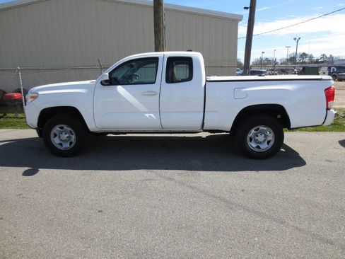 Used 2017 Toyota Tacoma SR w/ SR Convenience Package image 1