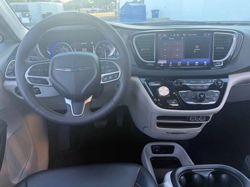 Used 2023 Chrysler Pacifica Touring-L image 16
