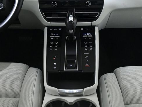 Certified 2024 Porsche Macan S image 17