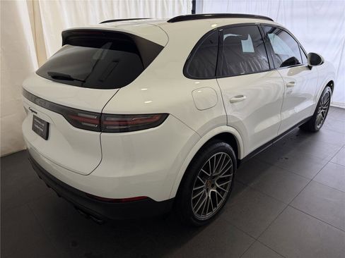 Certified 2022 Porsche Cayenne Platinum Edition image 9