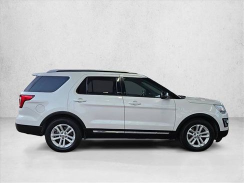 Used 2016 Ford Explorer XLT w/ Equipment Group 202A FWD image 4