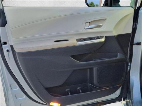 Used 2024 Toyota Sienna XLE FWD image 10