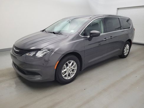 Used 2022 Chrysler Voyager LX FWD image 2