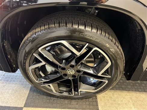 Used 2025 Volkswagen Tiguan SEL R-Line image 9