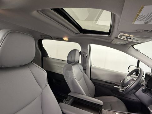 Used 2022 Toyota Sienna XLE image 13