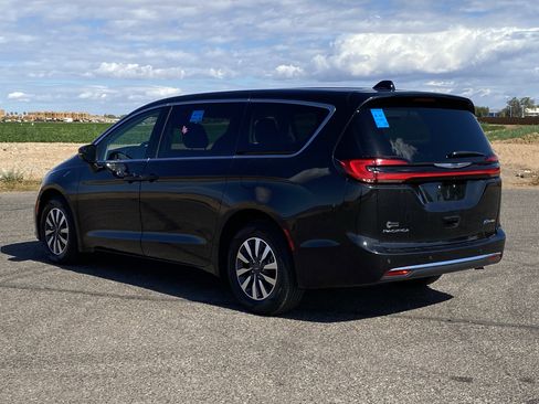 Used 2023 Chrysler Pacifica Touring-L FWD image 5