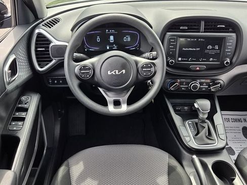 Used 2025 Kia Soul LX w/ LX Technology Package FWD image 12