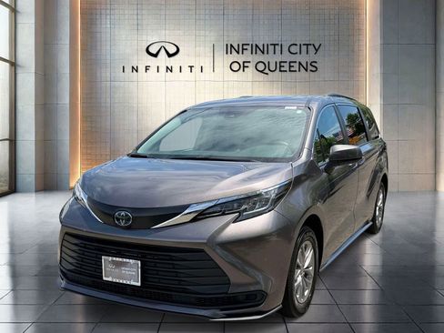 Used 2022 Toyota Sienna LE FWD image 3