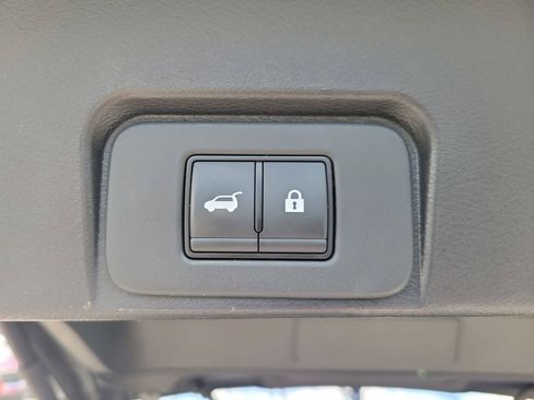 Used 2025 Nissan Rogue SV FWD image 8