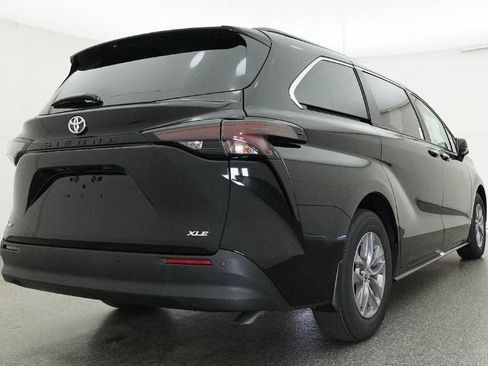 New 2026 Toyota Sienna XLE image 27