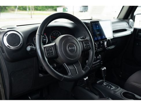 Used 2015 Jeep Wrangler Unlimited Sahara w/ Connectivity Group AWD/4WD image 12