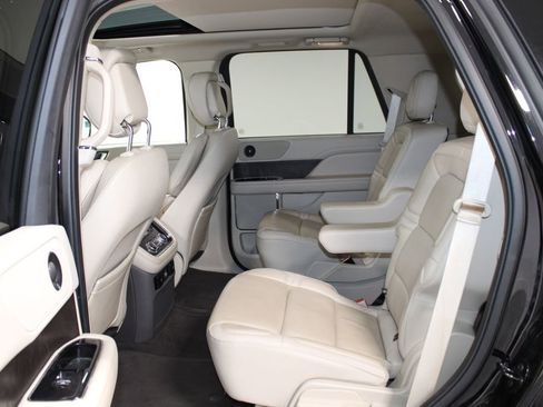Used 2018 Lincoln Navigator Select RWD image 21