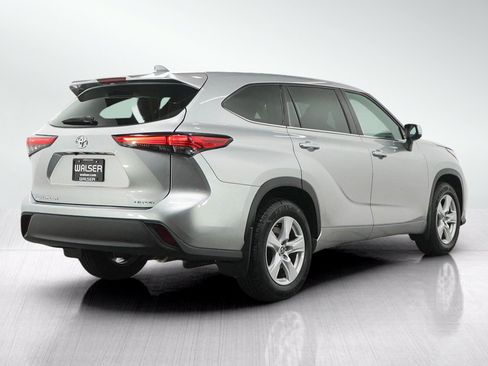 Used 2021 Toyota Highlander LE AWD/4WD image 5