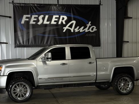 Used 2017 GMC Sierra 2500 SLT w/ Duramax Plus Package AWD/4WD image 6