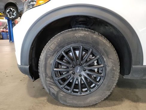 Used 2020 Ford Explorer XLT AWD/4WD image 12