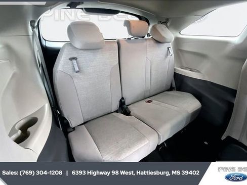 Used 2024 Toyota Sienna LE image 21