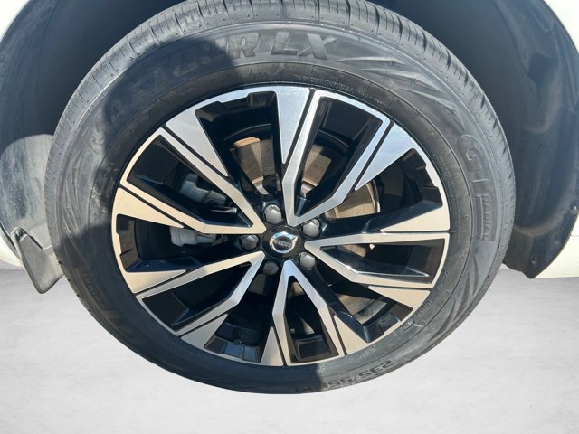 Used 2023 Volvo XC60 B5 Plus AWD/4WD image 22