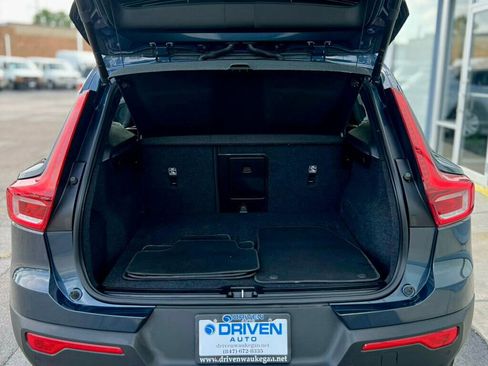 Used 2021 Volvo XC40 T4 Momentum FWD image 7