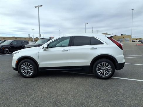 Used 2025 Cadillac XT4 Premium Luxury image 2