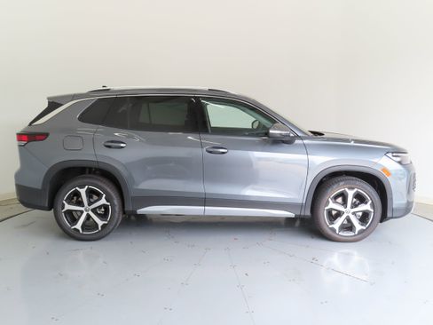 New 2025 Volkswagen Tiguan SE image 2