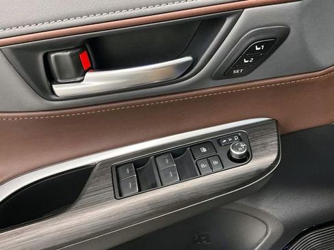 Used 2024 Toyota Venza Limited image 38