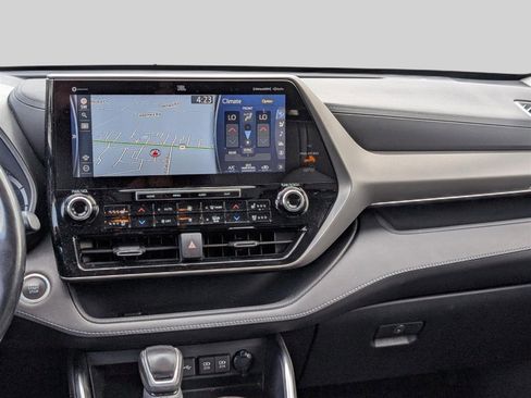 Used 2021 Toyota Highlander Limited image 18