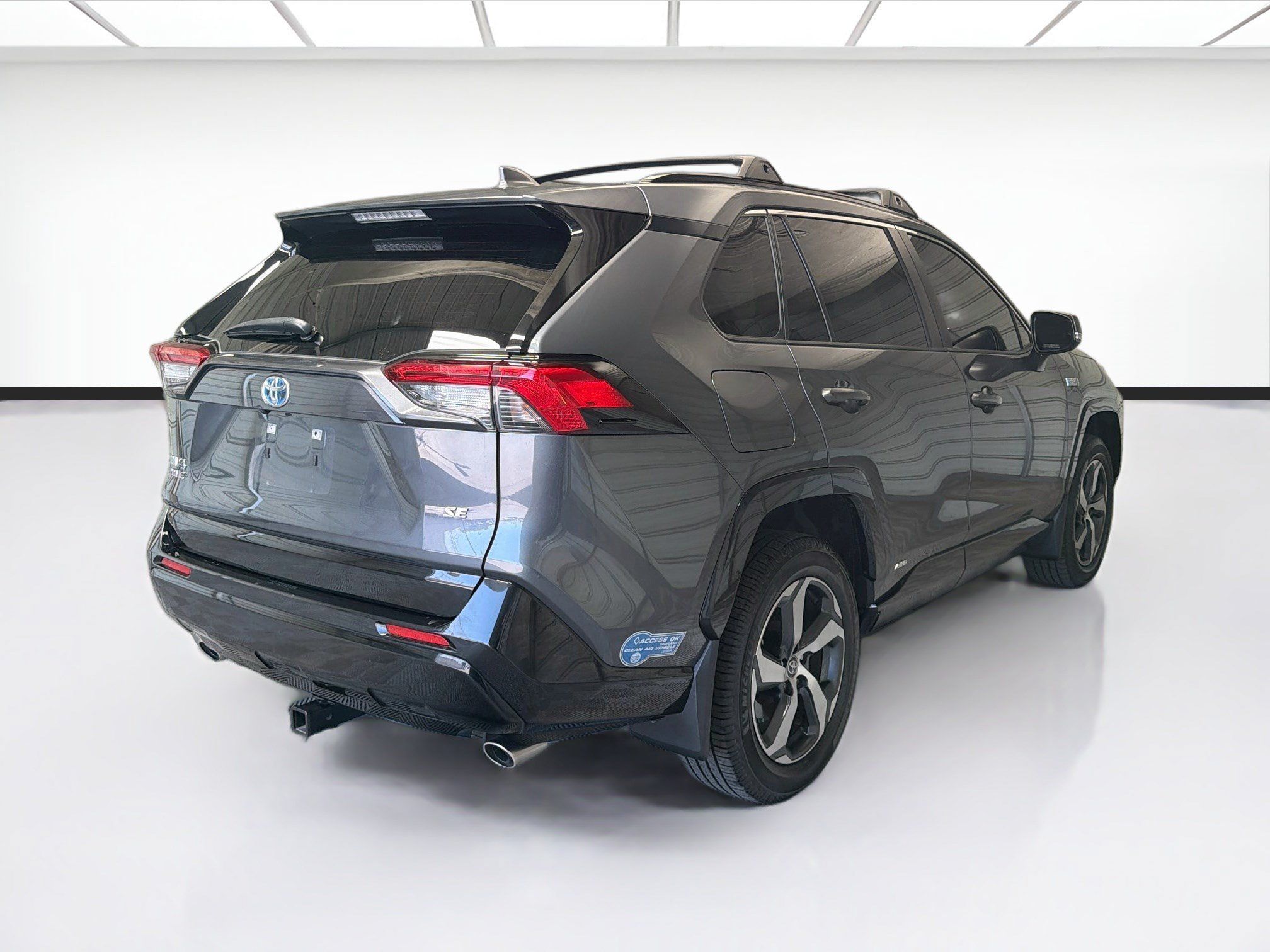 Used 2021 Toyota RAV4 SE w/ Weather & Moonroof Package AWD/4WD image 4
